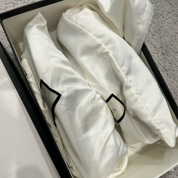 Women Gucci Sneakers - Picture 6 of 10